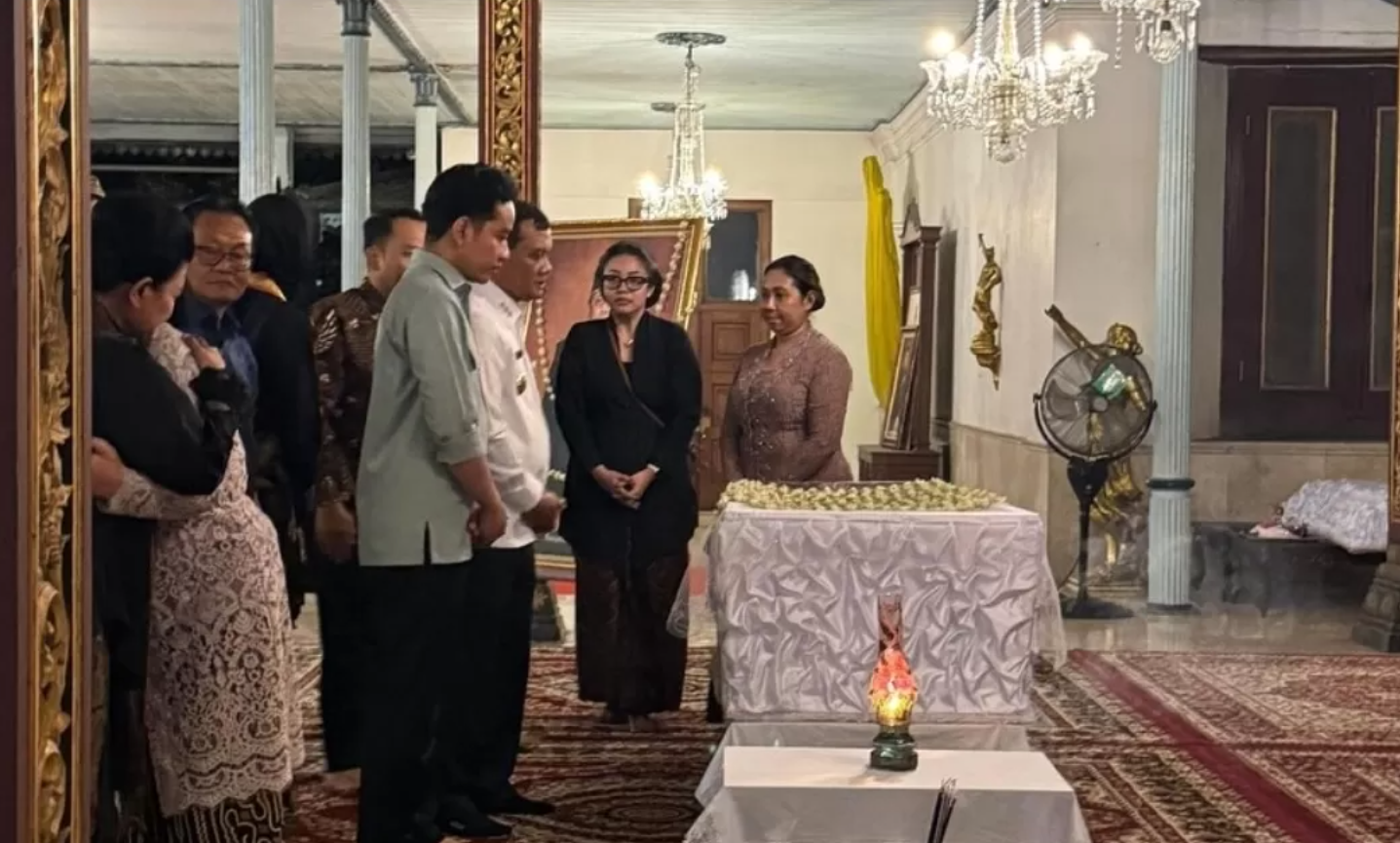 Wakil Presiden, Gibran Rakabuming Raka, melayat jenazah Sri Susuhunan Pakubuwono (PB) XIII di Keraton Kasunanan Surakarta, Minggu (2/11) malam.