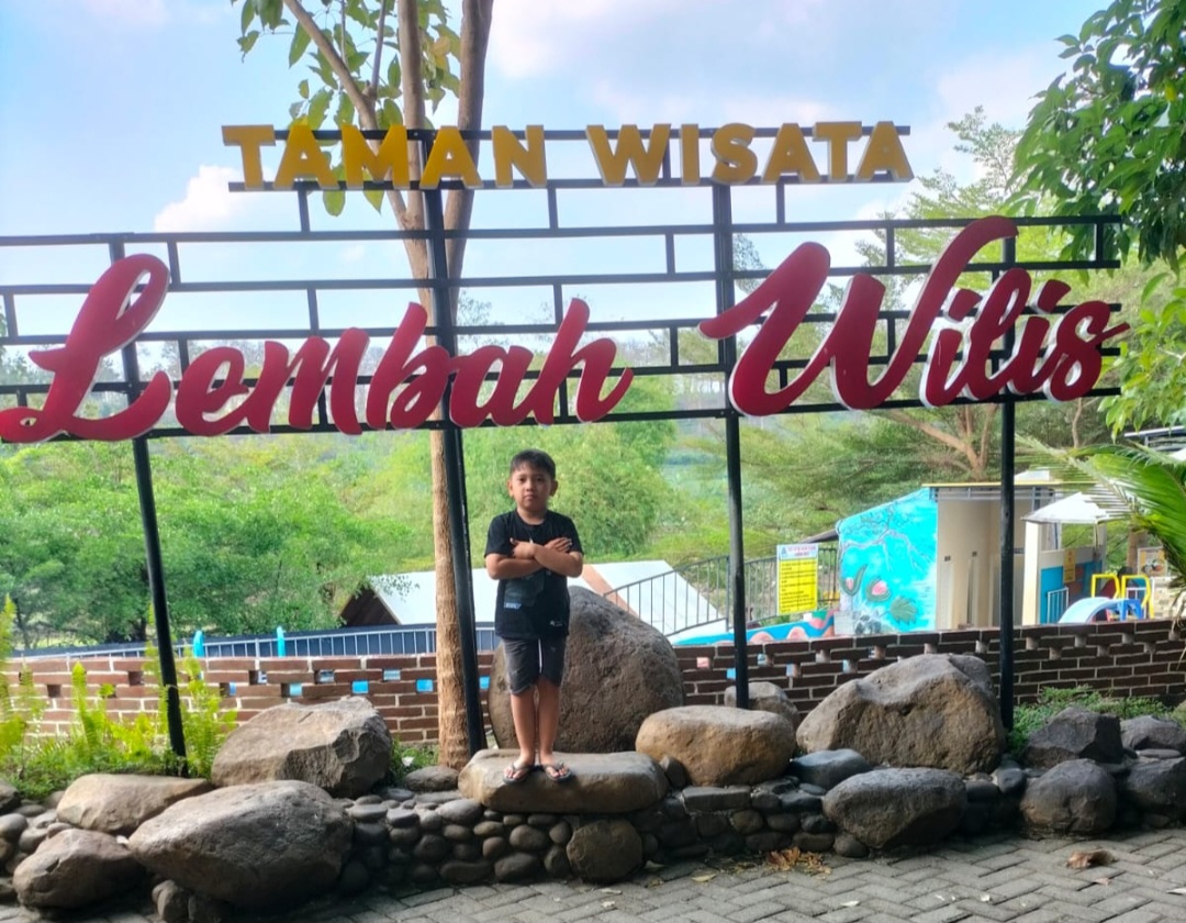 Dikelilingi panorama sawah, pegunungan, dan aliran sungai, Lembah Wilis menawarkan keseimbangan antara keindahan alam dan kenyamanan modern.