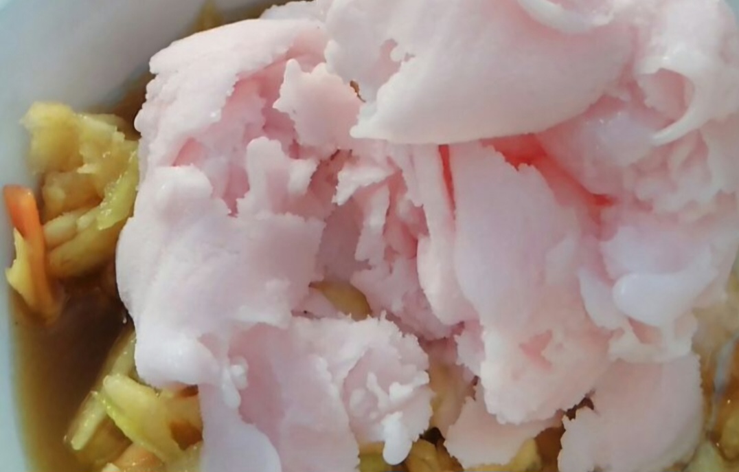 Rujak lotis khas Jogja kini hadir dengan topping es krim, perpaduan segar dan pedas yang bikin viral dan digemari generasi muda.