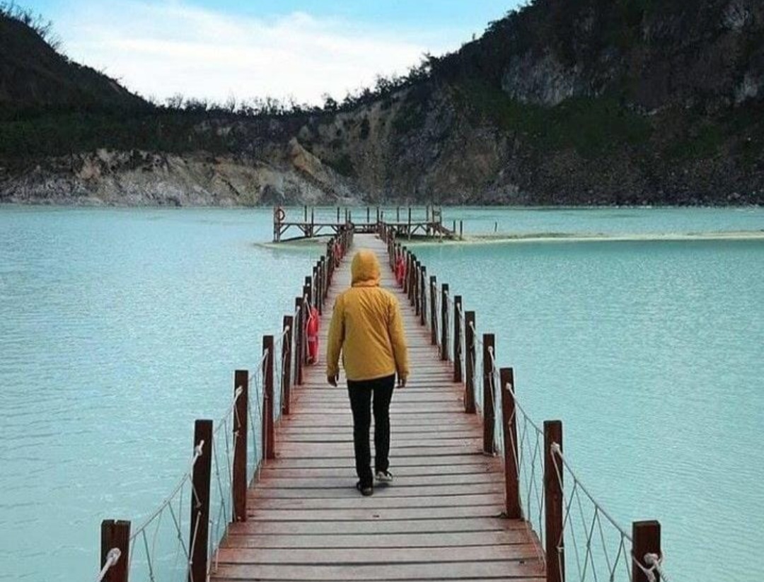 Kawah Putih Bandung tawarkan keindahan air berwarna unik di kaki Gunung Patuha, destinasi wajib dengan udara sejuk dan panorama eksotis.