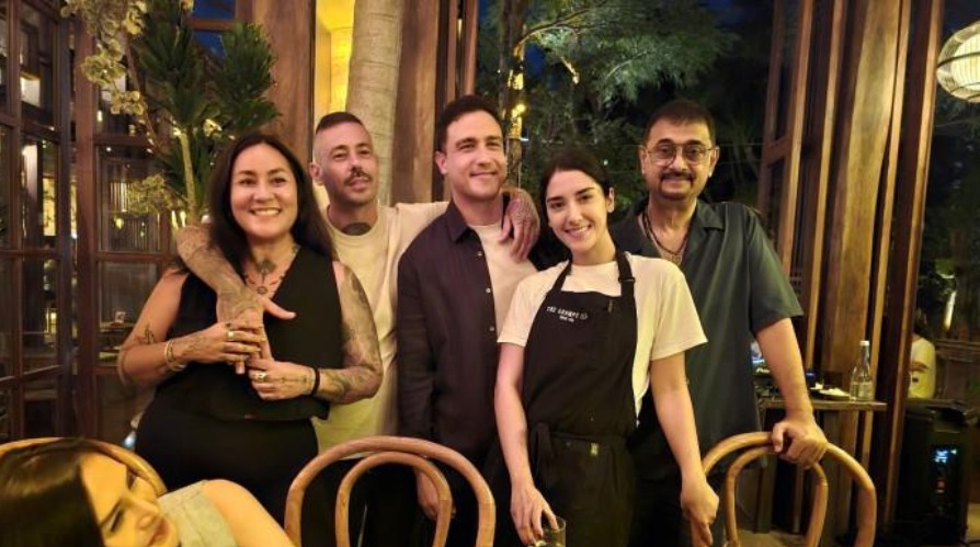 Jay Alatas berfoto bersama Hamish Daud dan Sabrina Alatas di Bali.