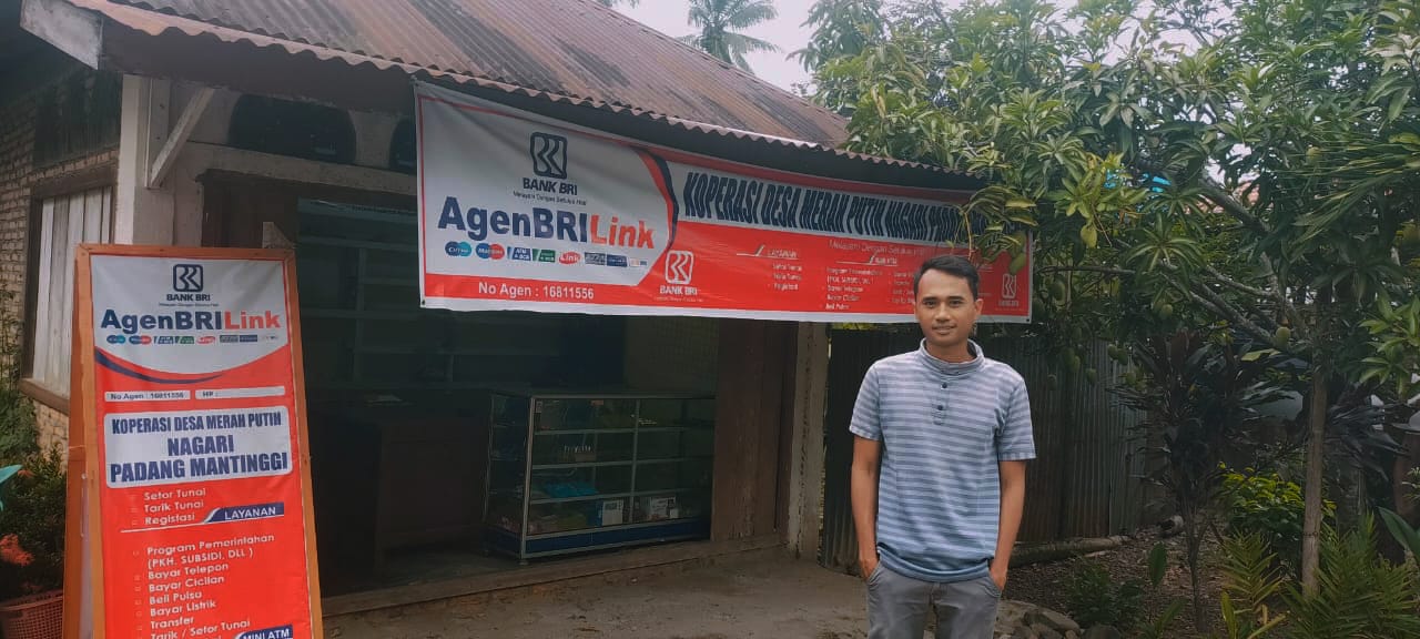Petugas AgenBRILink Koperasi Merah Putih di Padang Mantinggi melayani warga desa yang bertransaksi keuangan tanpa perlu ke kota.