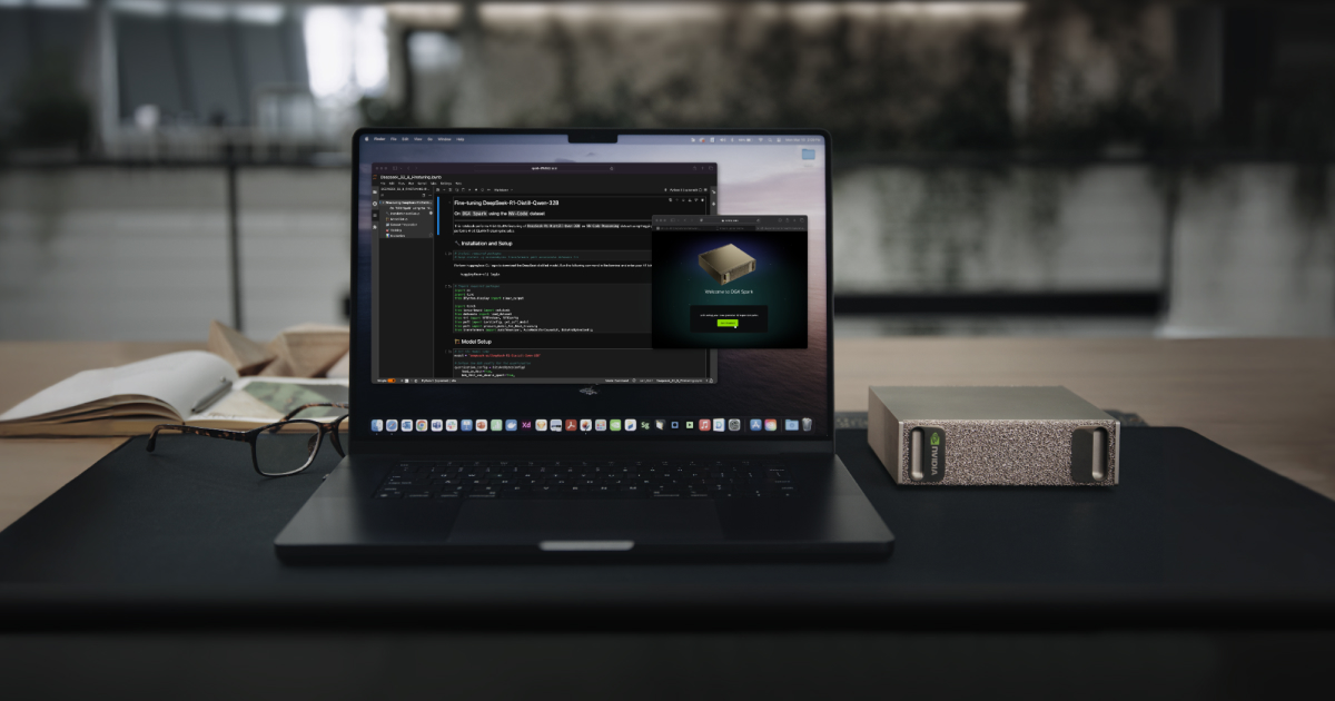 Perbandingan ukuran Nvidia DGX Spark (kiri) dengan Apple MacBook(kanan)