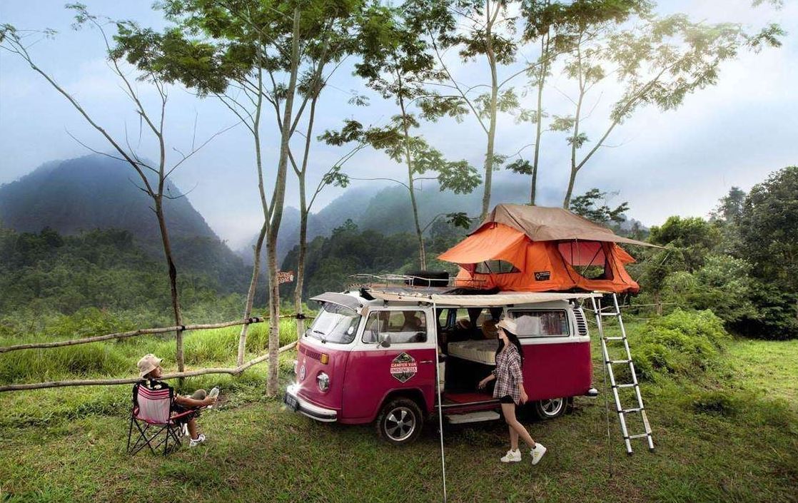 Ilustrasi liburan pakai campervan.