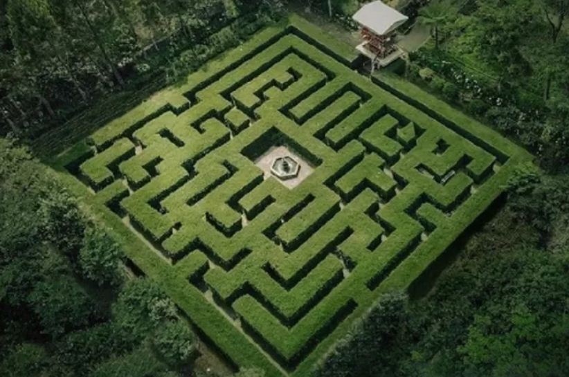 Taman Labirin di objek wisata Air Terjun Coban Rondo, Batu.