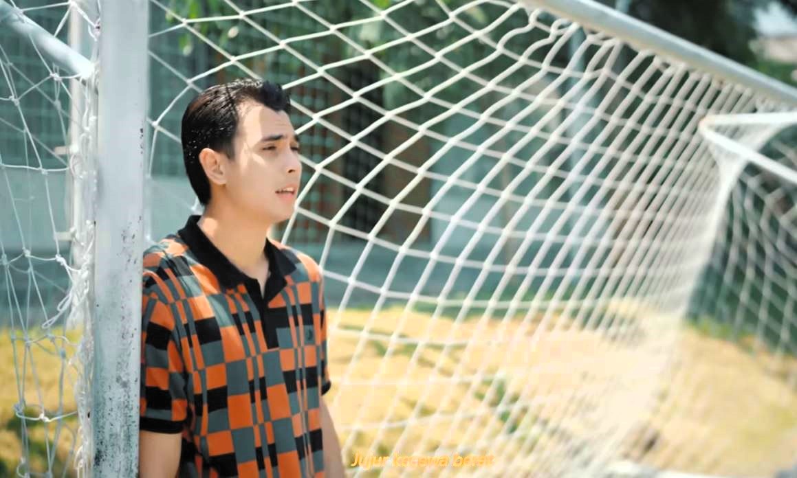 Penampilan Nadeo Argawinata, kiper Borneo FC dan Timnas Indonesia, dalam video klip Guyon Waton feat Nadeo Winata berjudul Cidera Serius.