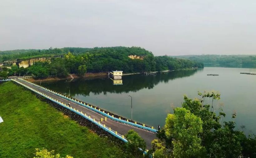 Waduk Pondok, Ngawi, salah satu spot mancing wisata yang syahdu.
