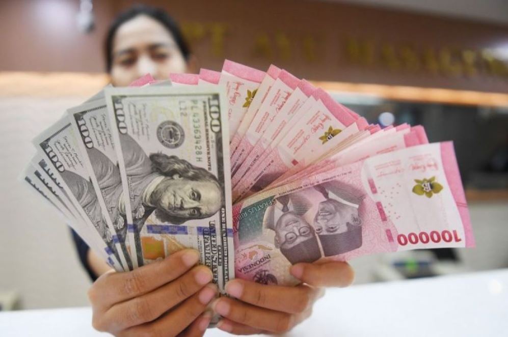 Rupiah kembali tertekan ke Rp16.700 per dolar AS, dipicu penguatan dolar global dan belum pastinya arah kebijakan The Fed.