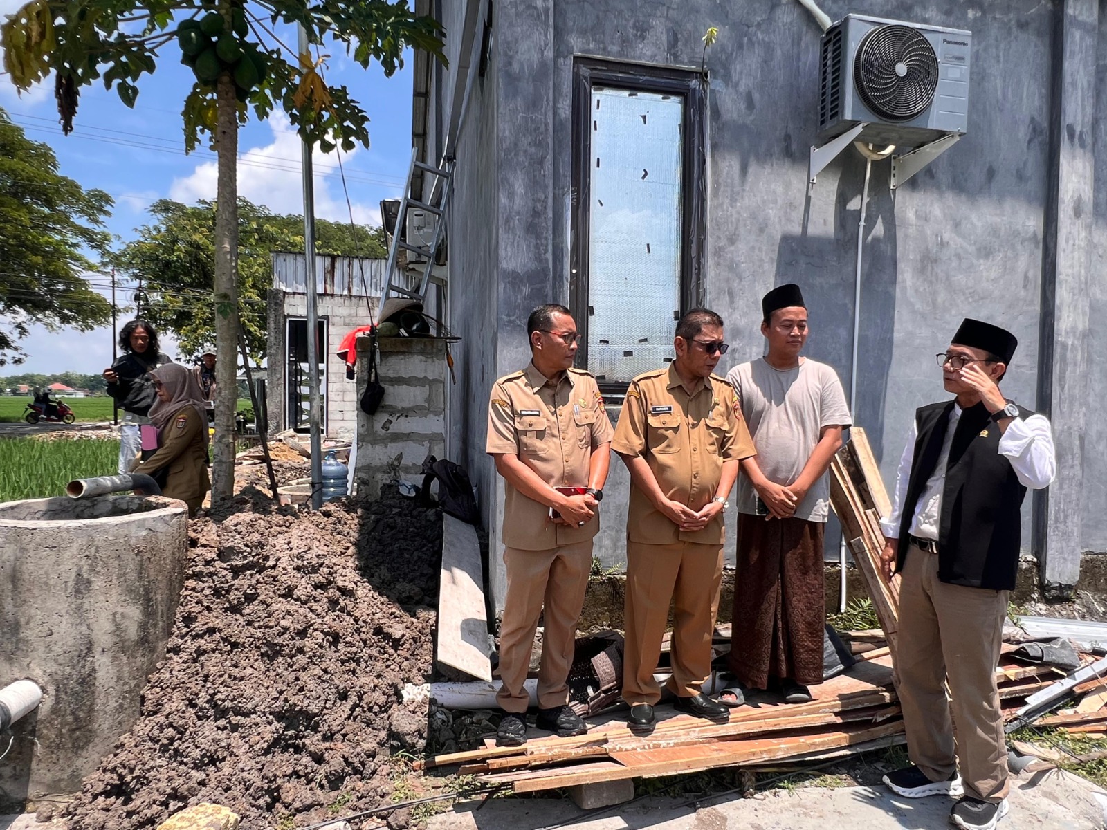 Anggota DPR RI Budi Sulistyono Kanang meninjau saluran irigasi di belakang SPPG Al Azhar di Desa Jambangan, Paron, kemarin (3/11). ASEP SYAEFUL BACHRI/RADAR NGAWI