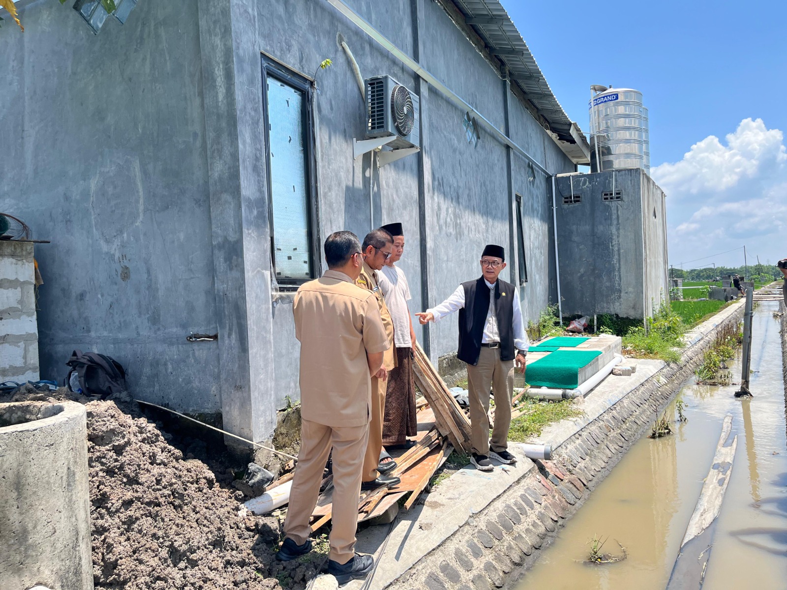 Pemilik SPPG Al Azhar Rubait Burhan Hudaya menegaskan dapur MBG di Paron beroperasi sesuai prosedur dan siap diuji laboratorium. ASEP SYAEFUL BACHRI/RADAR NGAWI