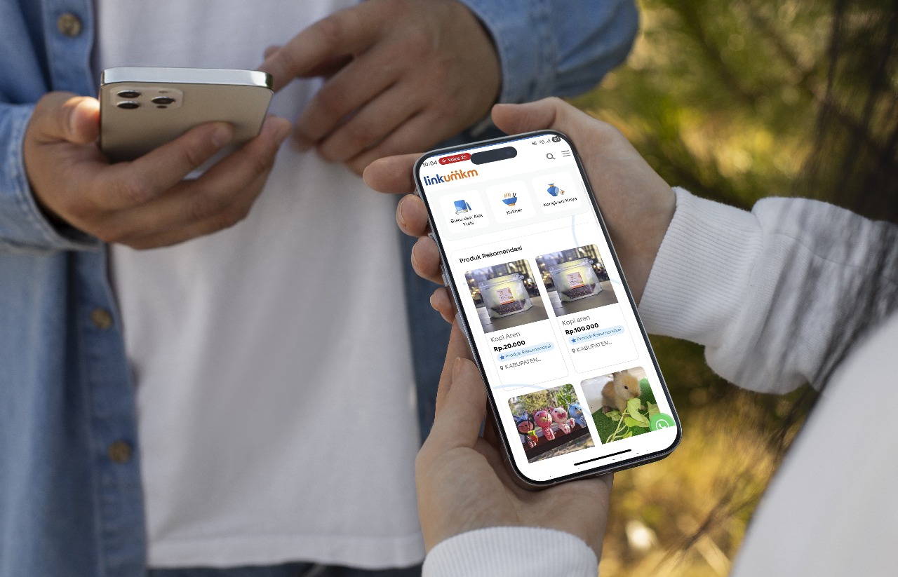 Direktur Micro BRI Akhmad Purwakajaya bersama pelaku UMKM pengguna platform LinkUMKM.