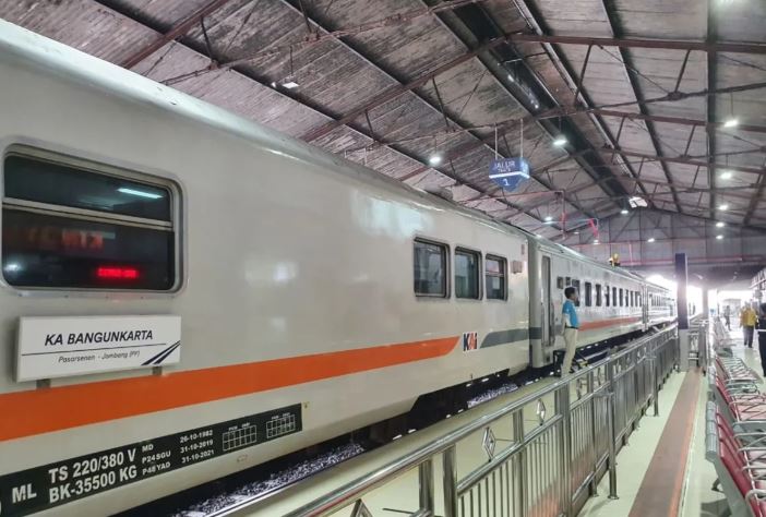 KA Bangunkarta membawa gerbong ekonomi dan eksekutif singgah di stasiun.