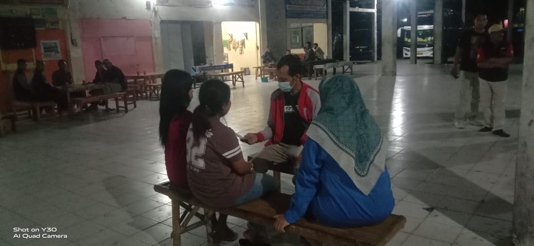 Petugas gabungan mendapati dua PSK positif HIV saat operasi di warung remang belakang Terminal Seloaji, Ponorogo, Senin malam (3/11). SATPOL PP DAMKAR UNTUK JAWA POS RADAR PONOROGO