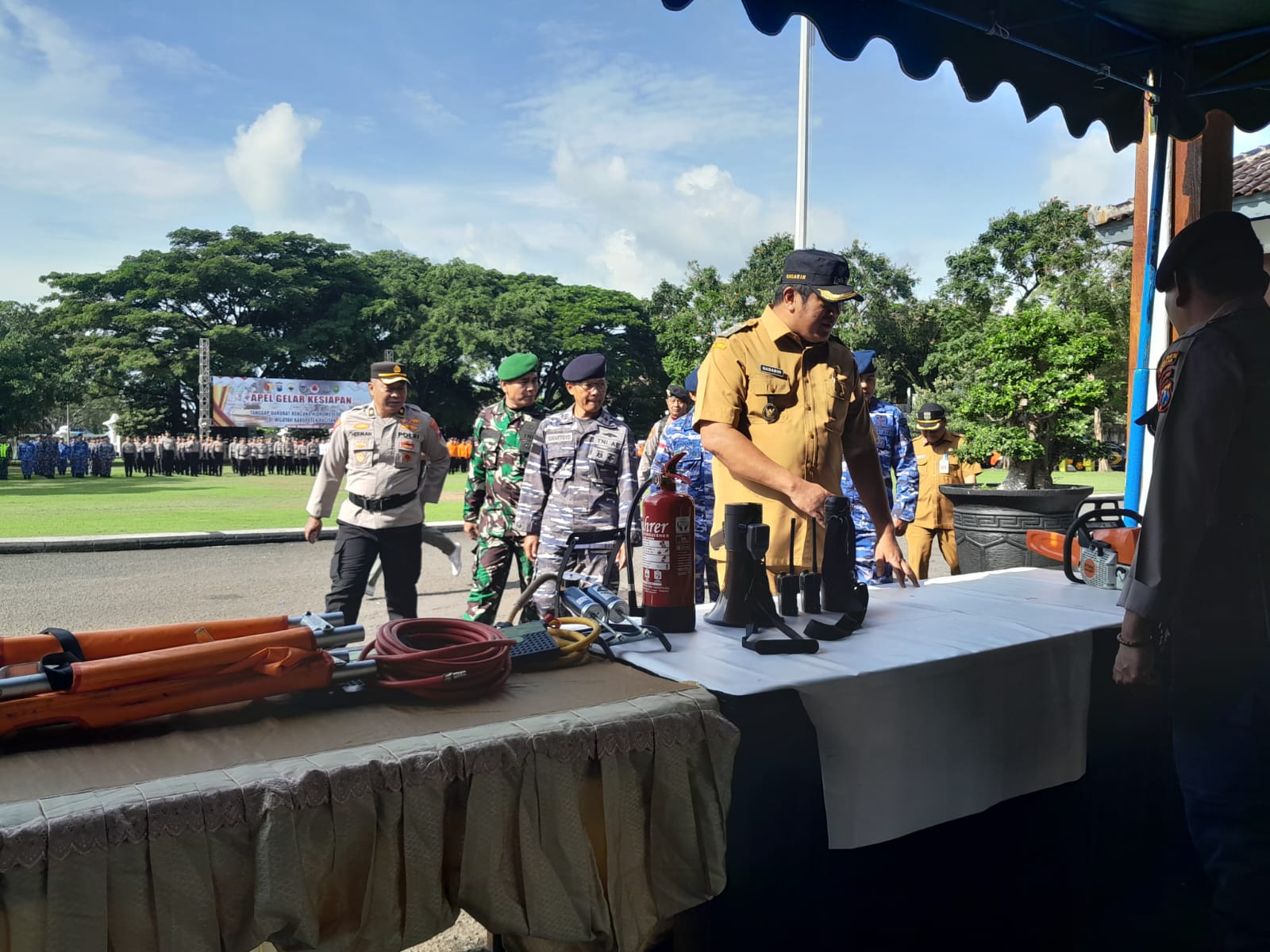 Wabup Pacitan Gagarin Sumrambah memeriksa alat kebencanaan dalam apel siaga di Pendapa Pacitan, Selasa (4/11). NUR CAHYONO/JAWA POS RADAR PACITAN