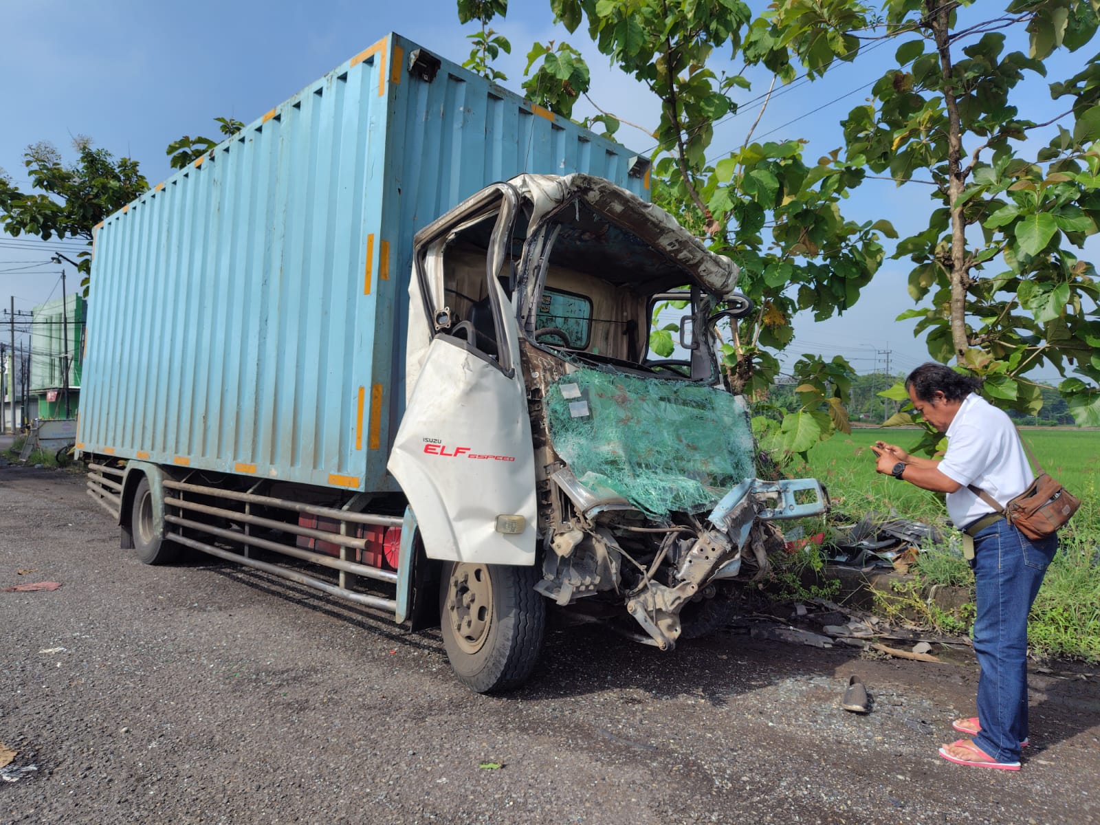 Kondisi salah satu kendaraan yang terlibat kecelakaan beruntun di Tol Solo&ndash;Ngawi, masuk Desa Pelang Lor, Kedunggalar, Selasa (4/11). ASEP SYAEFUL BACHRI/JAWA POS RADAR NGAWI