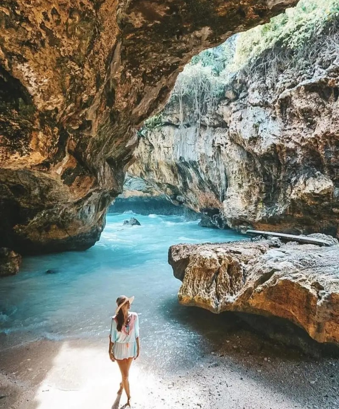 Disebut juga &ldquo;Blue Point Beach&rdquo;, Pantai Suluban tersembunyi di balik tebing-tebing megah Uluwatu.