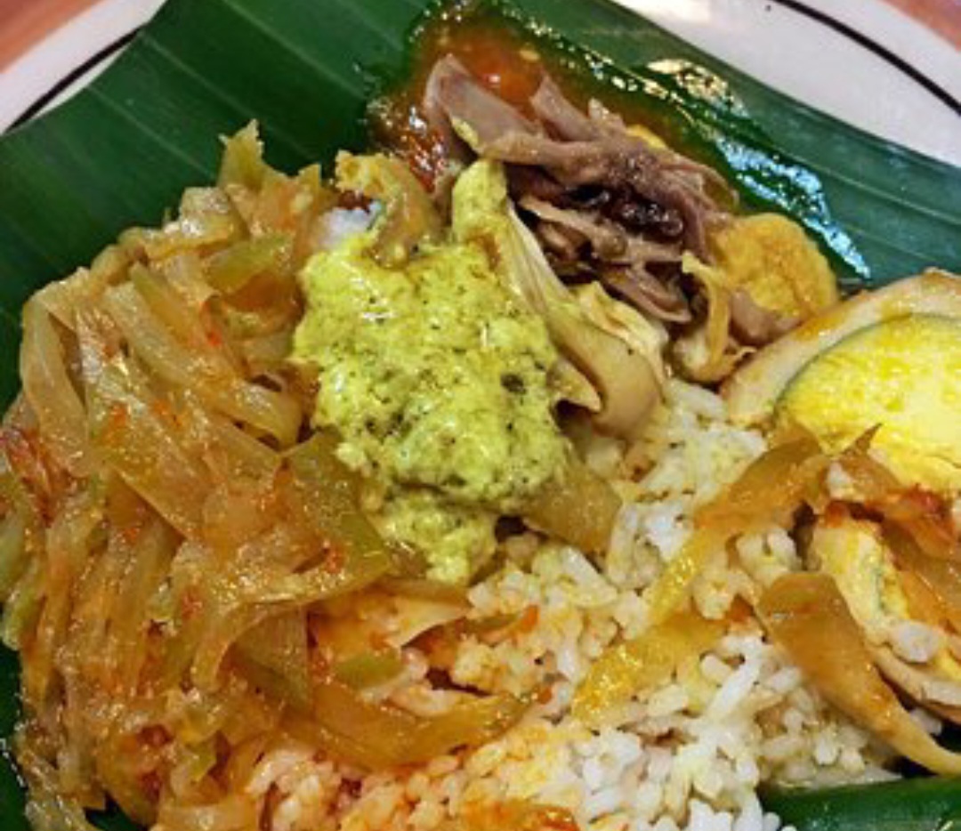 Terletak di kawasan kuliner Simpang Lima, Nasi Ayam Bu Widodo jadi destinasi wajib bagi pemburu kuliner malam.