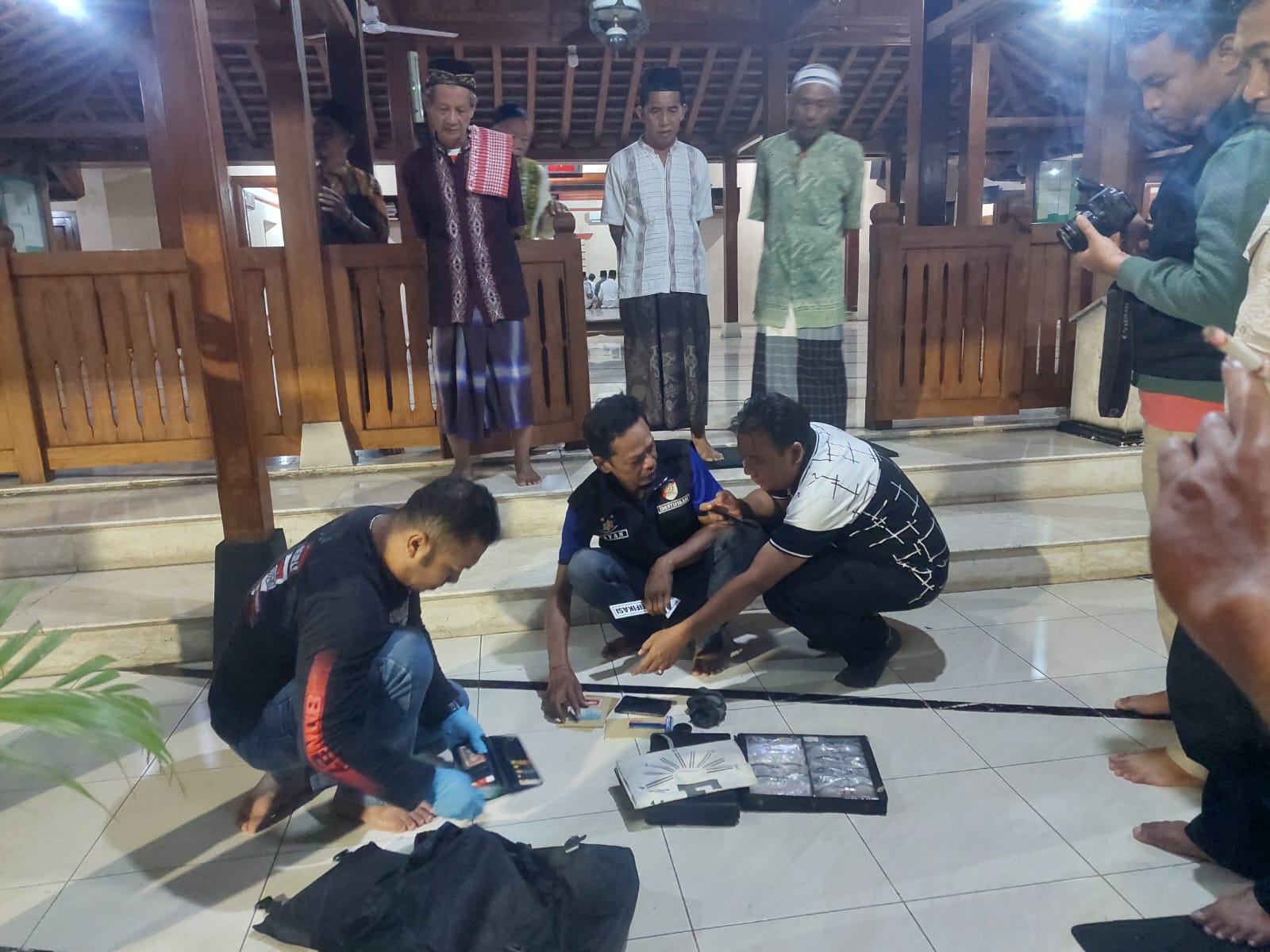 Tim Inafis Polres Madiun Kota melakukan olah TKP di kompleks Masjid Kuno Taman, tempat seorang pria ditemukan meninggal Selasa dini hari (4/11). FOTO: ISTIMEWA