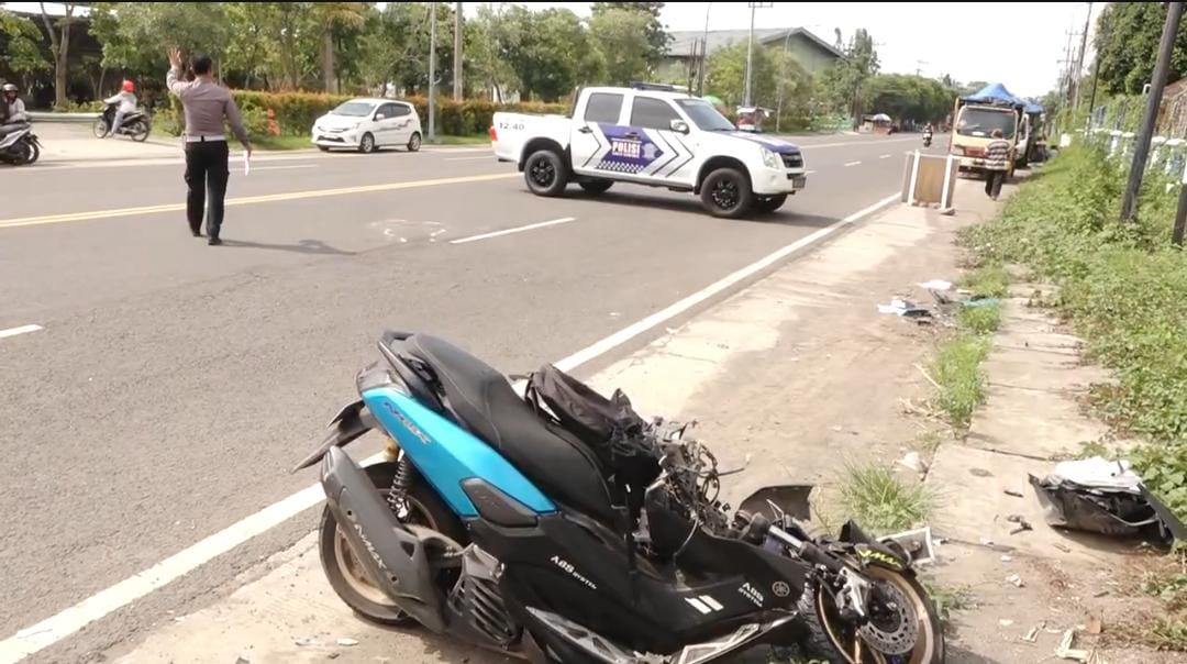 Petugas Satlantas Polres Madiun Kota melakukan olah TKP di lokasi kecelakaan maut antara motor Nmax dan dump truk bermuatan tanah di Jalan Basuki Rahmat, Selasa (4/11). DOK. POLRES MADIUN KOTA