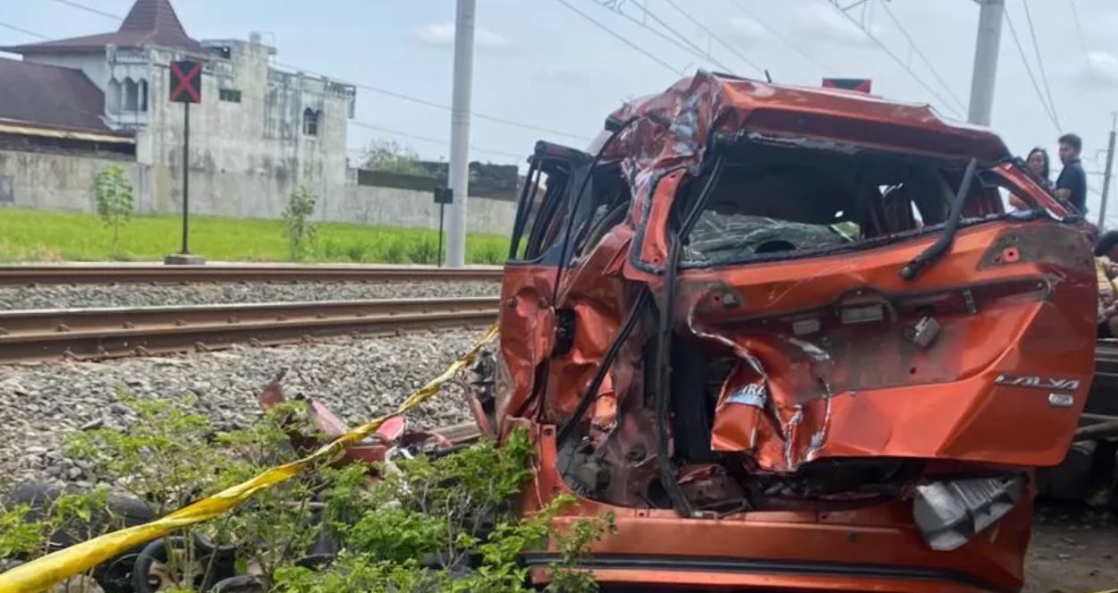 Kondisi mobil yang tertabrak KA Bangunkarta di perlintasan kereta api Prambanan, Sleman, Yogyakarta, Selasa (4/11).