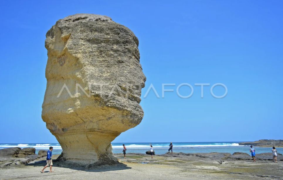 Pantai Batu Payung dengan keunikan batu raksasa.