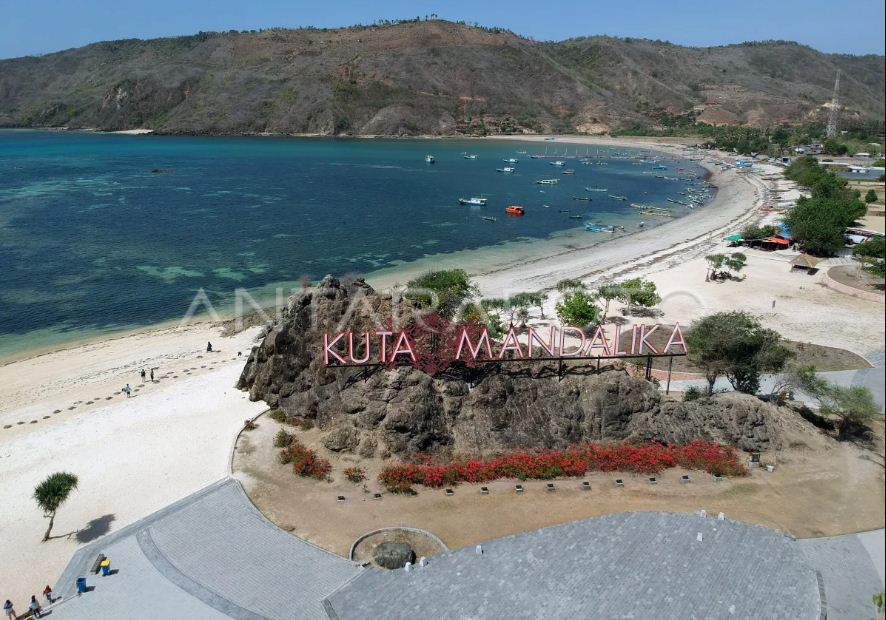 Pantai Kuta Mandalika dengan pesona ombak tenang dan sirkuit balapnya.