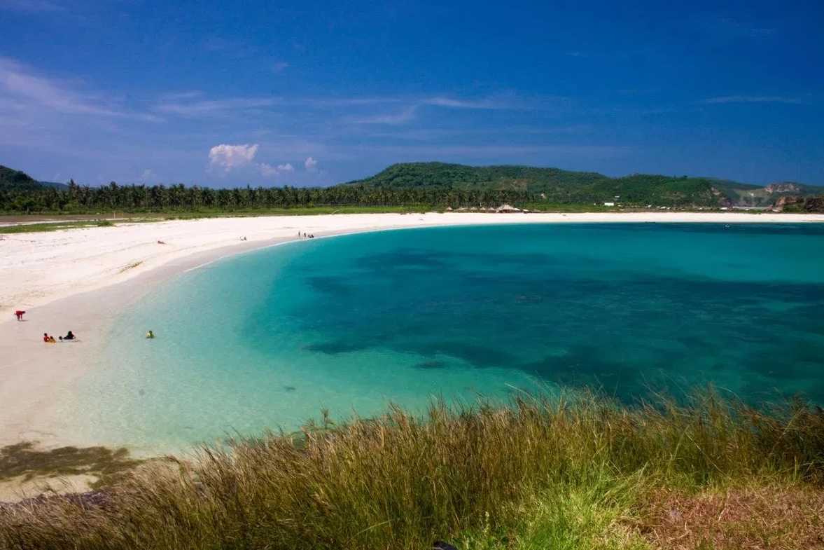 Pantai Tanjung Aan Lombok dengan keunikan tekstur pasirnya.