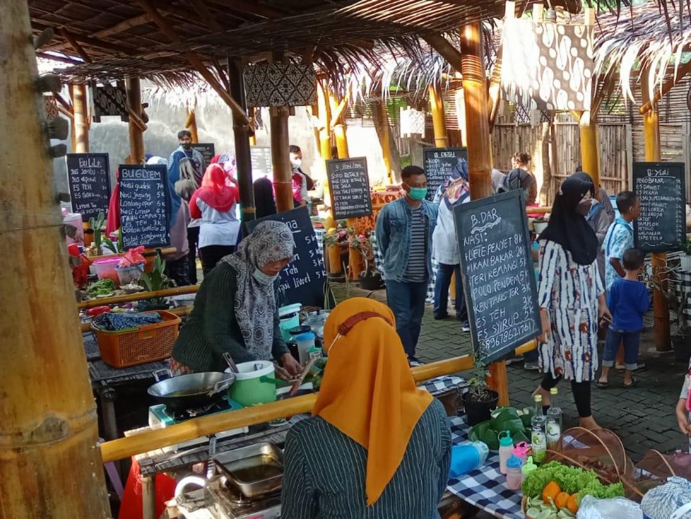 Suasana Pasar Pundensari, Madiun, yang jualan kuliner tradisional.
