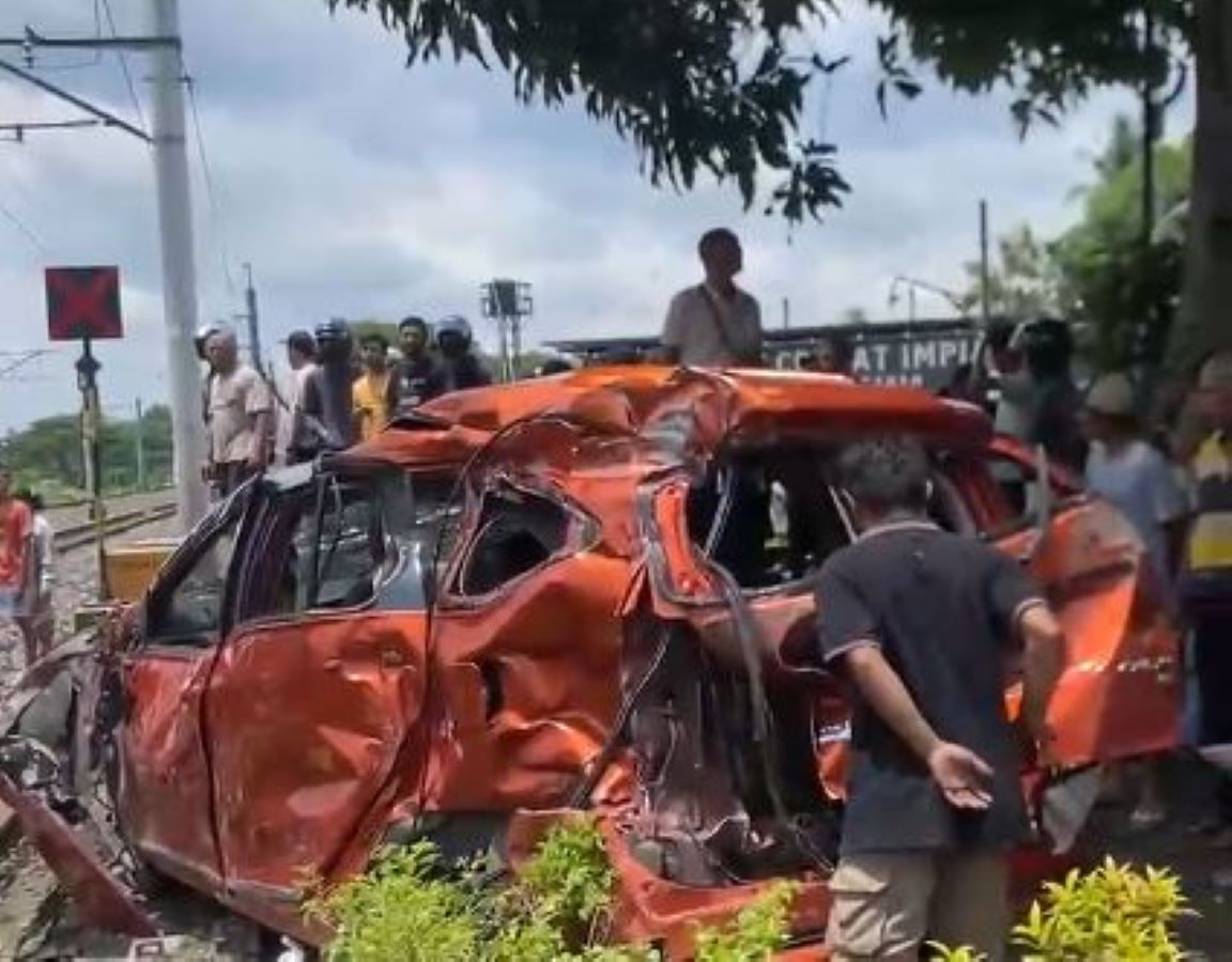 Mobil Toyota Calya ringsek usai tertabrak KA Bangunkarta di perlintasan kereta api Prambanan, Sleman, Yogyakarta, Selasa (4/11).