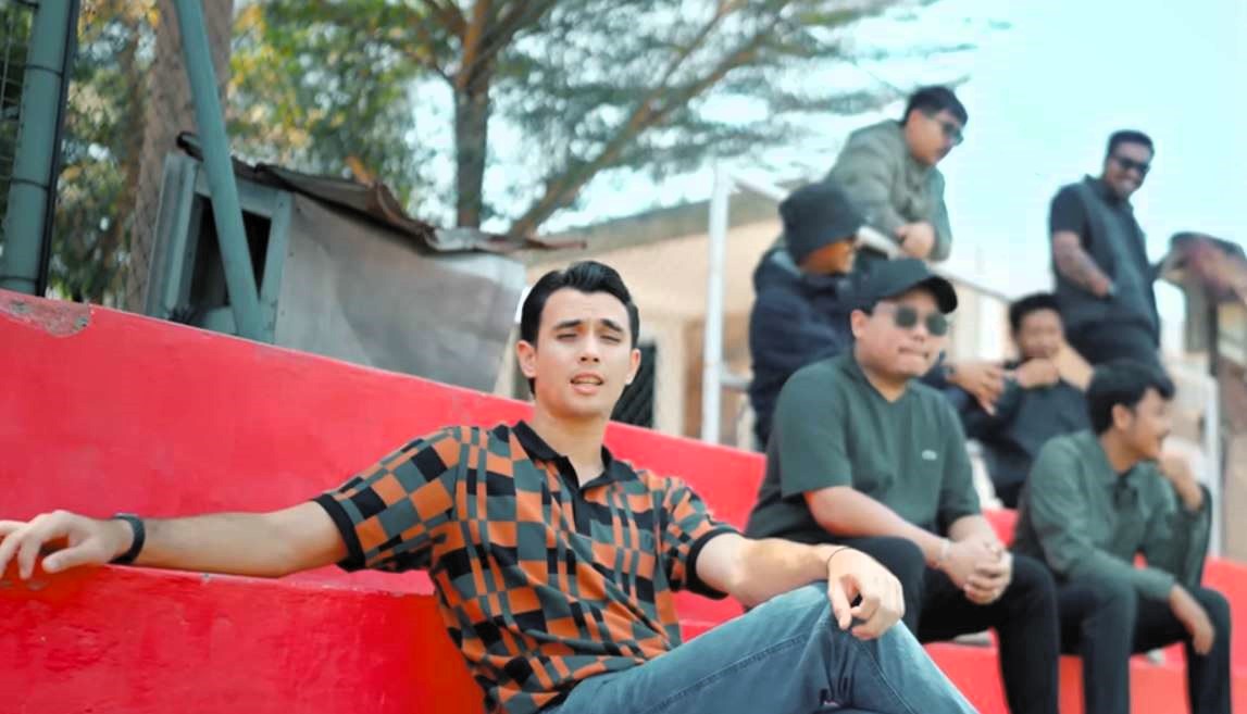 Penampilan Nadeo Argawinata, kiper Borneo FC dan Timnas Indonesia, dalam video klip Guyon Waton feat Nadeo Winata berjudul Cidera Serius.