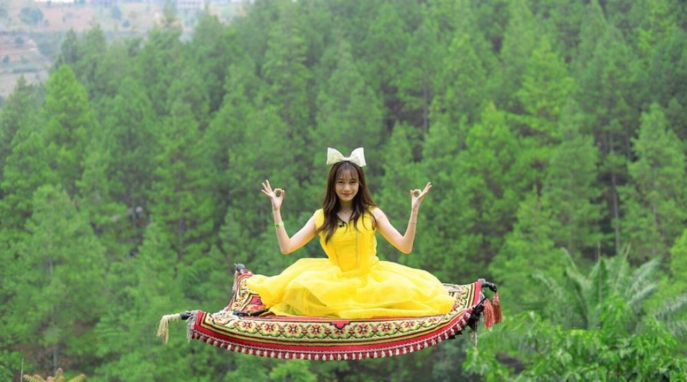 Terbang di atas hutan pinus layaknya Aladdin! Coba sensasi karpet terbang di Dago Dream Park, rasakan serunya melayang di udara dengan pemandangan alam Lembang yang memukau.