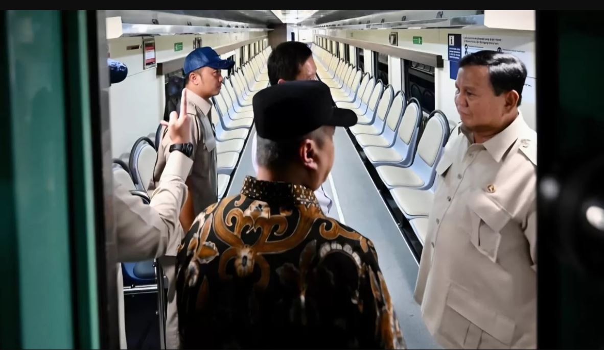 Presiden Prabowo Subianto meresmikan kereta khusus untuk petani dan pedagang, mempermudah distribusi hasil pertanian dan menekan biaya logistik.