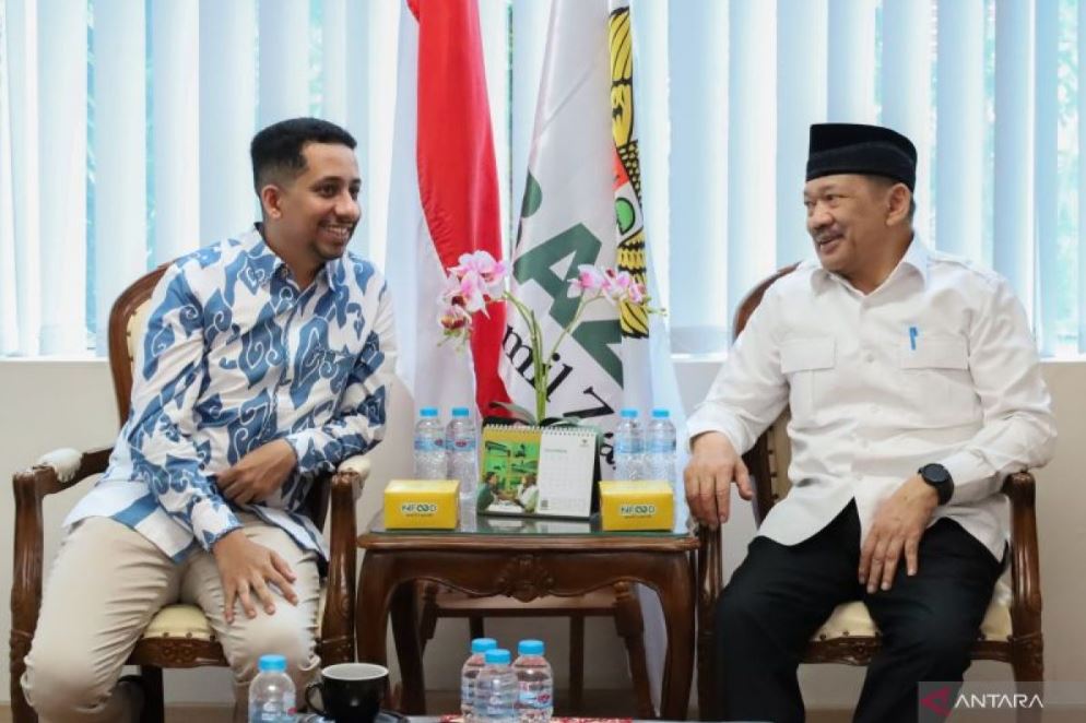 Ketua Badan Amil Zakat Nasional (Baznas) RI Noor Achmad (kanan) bersama pendakwah sekaligus pemengaruh Habib Ja