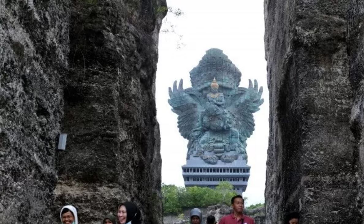 Garuda Wisnu Kencana menampilkan patung Wisnu setinggi 30 meter, terinspirasi Mahabharata, dengan pertunjukan tari Devdan dan alam bukit hijau.