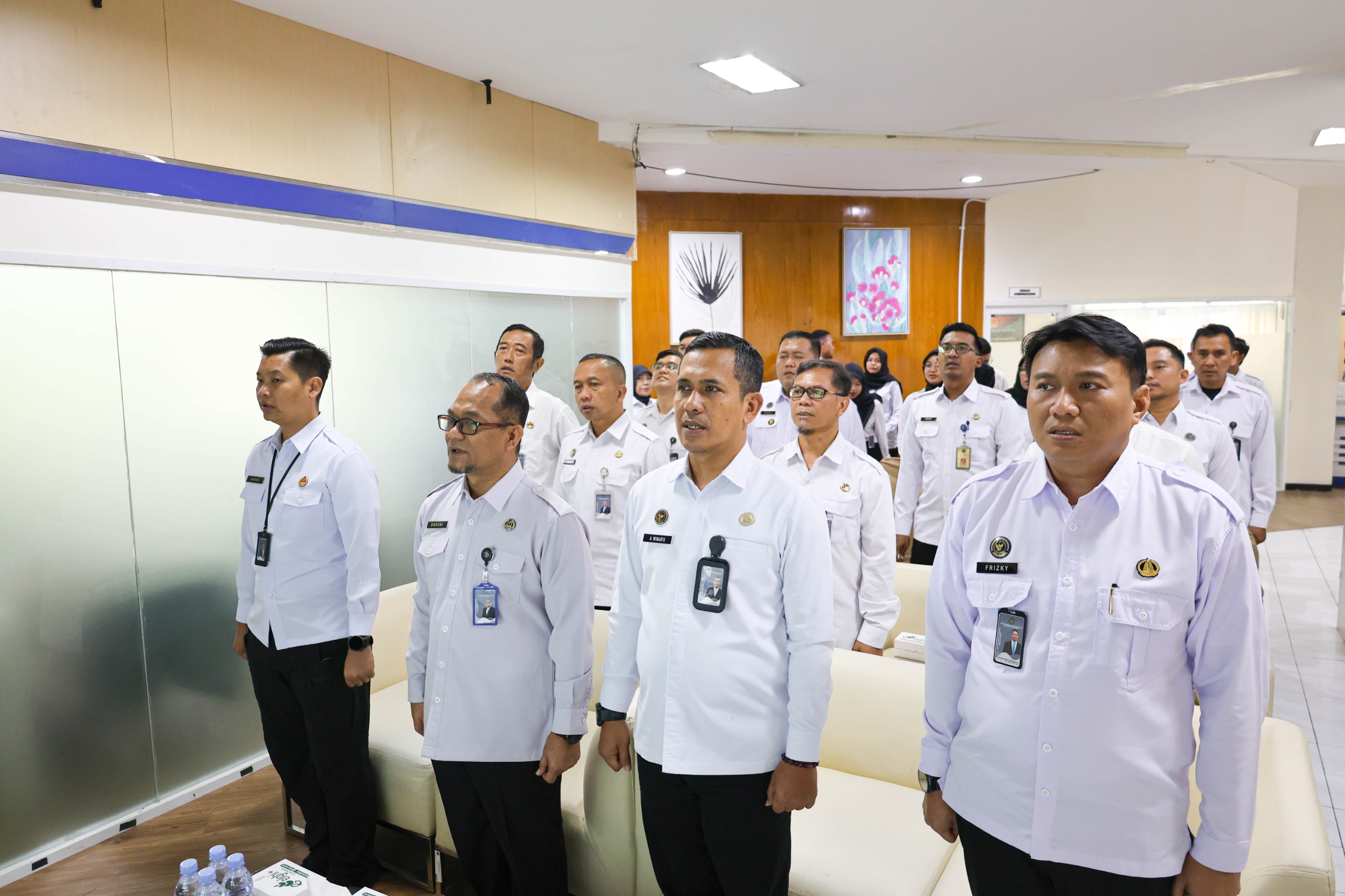Sebanyak 30 pegawai Kantor Imigrasi Ponorogo menerima penghargaan Anugraha Wira Wibawa Dharmesti.