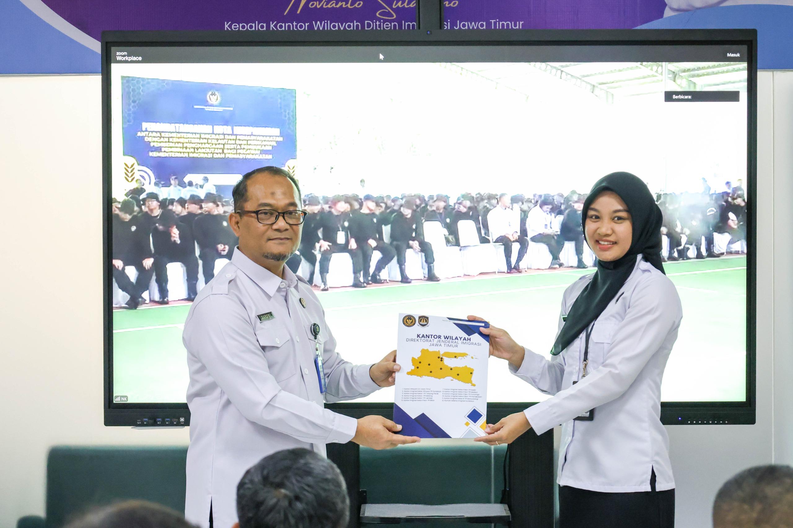 Sebanyak 30 pegawai Kantor Imigrasi Ponorogo menerima penghargaan Anugraha Wira Wibawa Dharmesti.