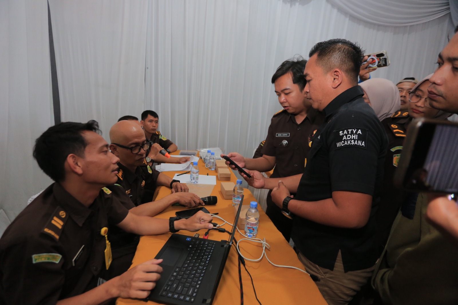 Petugas Kejari Kota Madiun memeriksa paket handphone sebelum dilelang di aula kantor kejaksaan, kemarin (4/11). BAGAS BIMANTARA/JAWA POS RADAR MADIUN