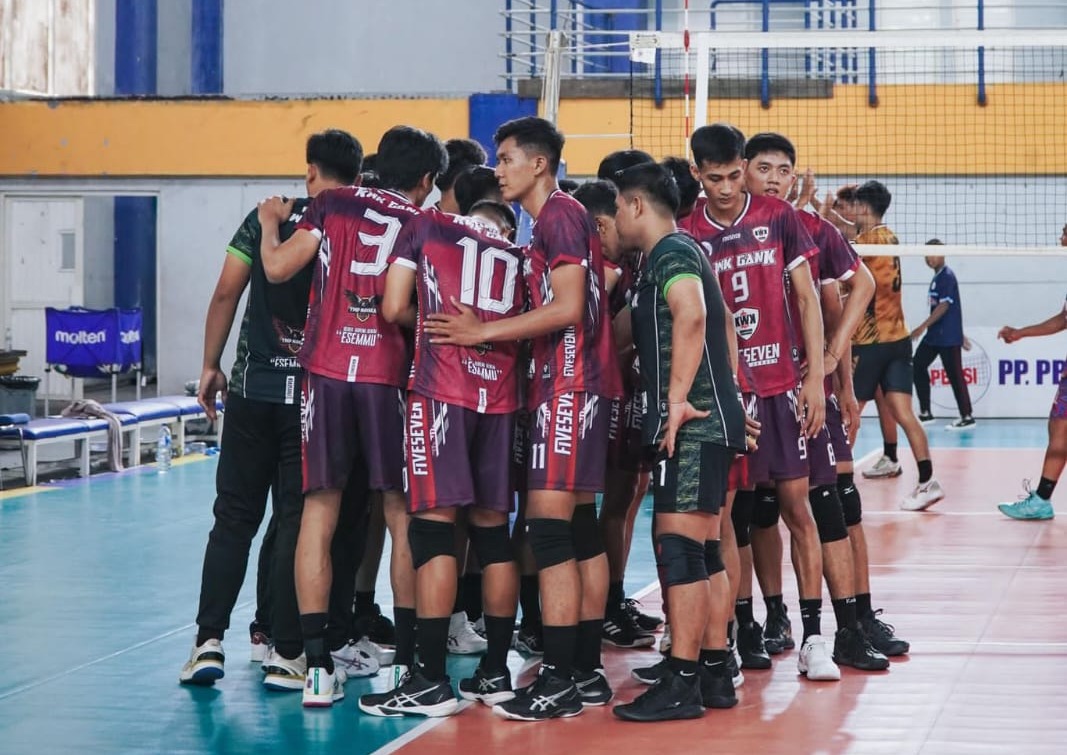 Skuad KWK Ponorogo merayakan kemenangan atas Yuso Yogyakarta di GOR Sport Center Lamongan, Minggu (2/11), yang memastikan tiket ke Livoli Divisi Utama 2026.