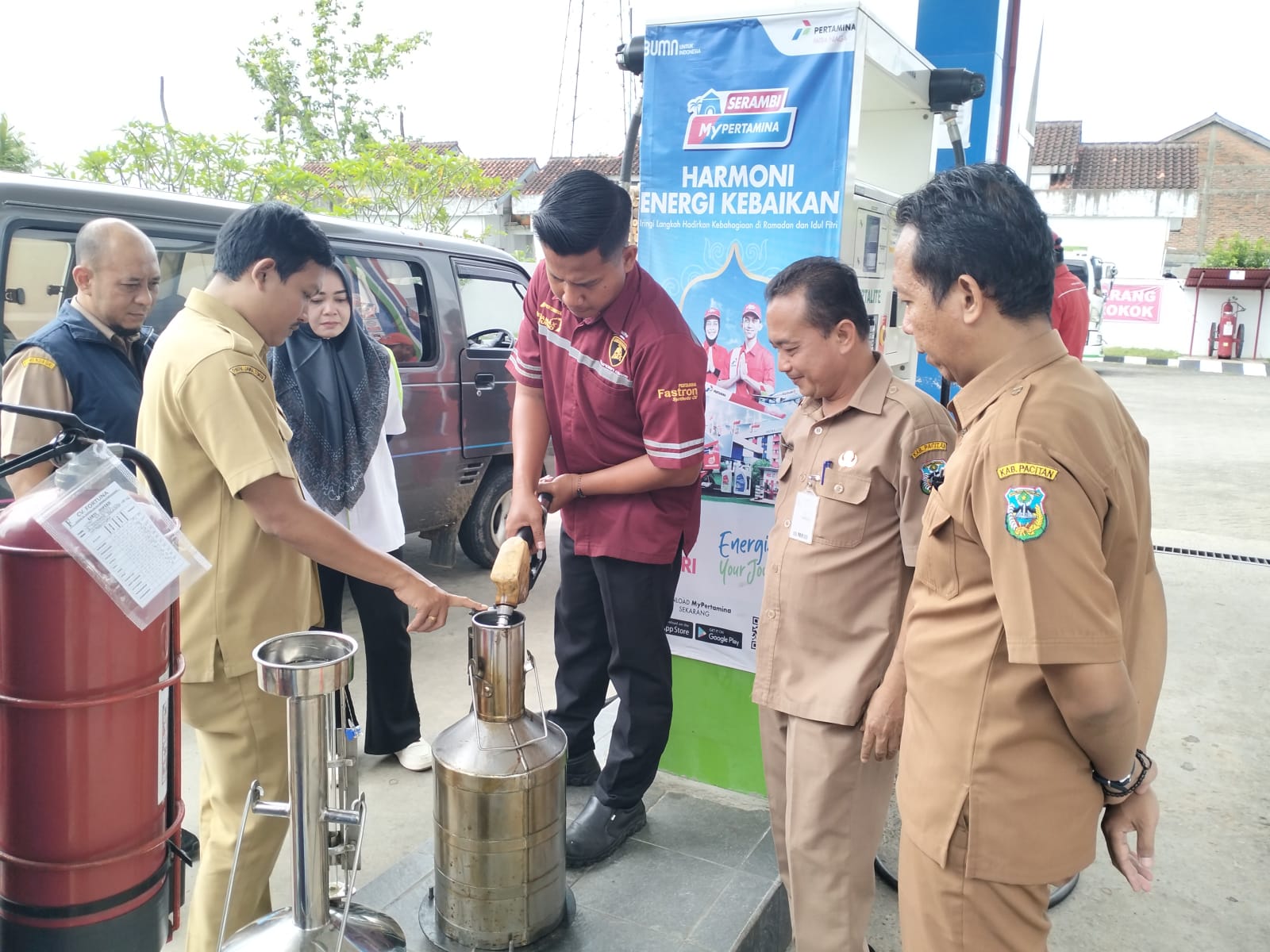 Petugas Disdagnaker Pacitan melakukan pemeriksaan takaran dan kualitas BBM di salah satu SPBU menyusul laporan dugaan pengurangan takaran. FOTO: ISTIMEWA