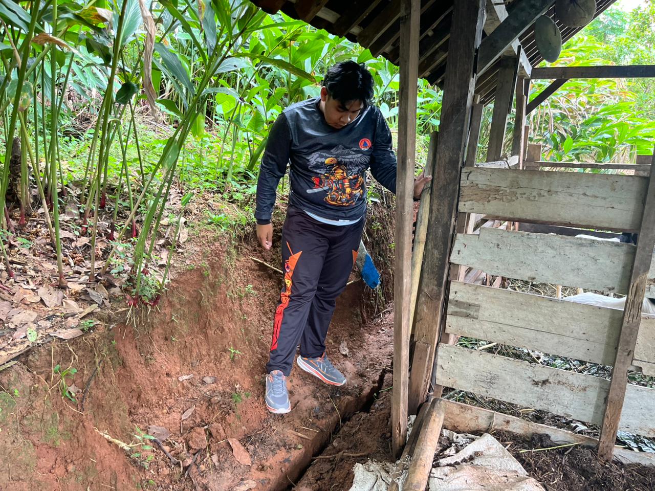 Petugas BPBD Kabupaten Madiun memeriksa lokasi tanah retak di Dusun Morosowo, Desa Mendak, Kecamatan Dagangan, yang kini menunggu tindak lanjut BPBD Jatim. DOK RADAR MADIUN