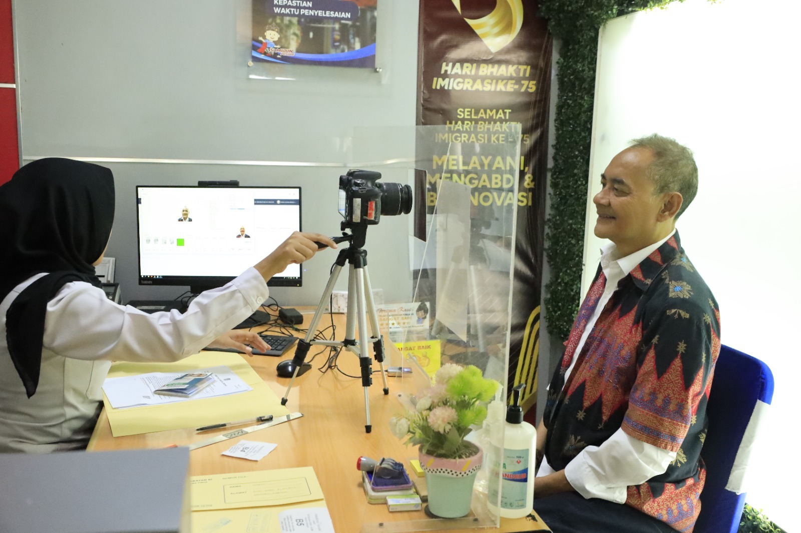 Petugas Kantor Imigrasi Madiun melayani pembuatan paspor yang meningkat menjelang akhir tahun untuk kebutuhan wisata dan ibadah. FOTO: ISTIMEWA