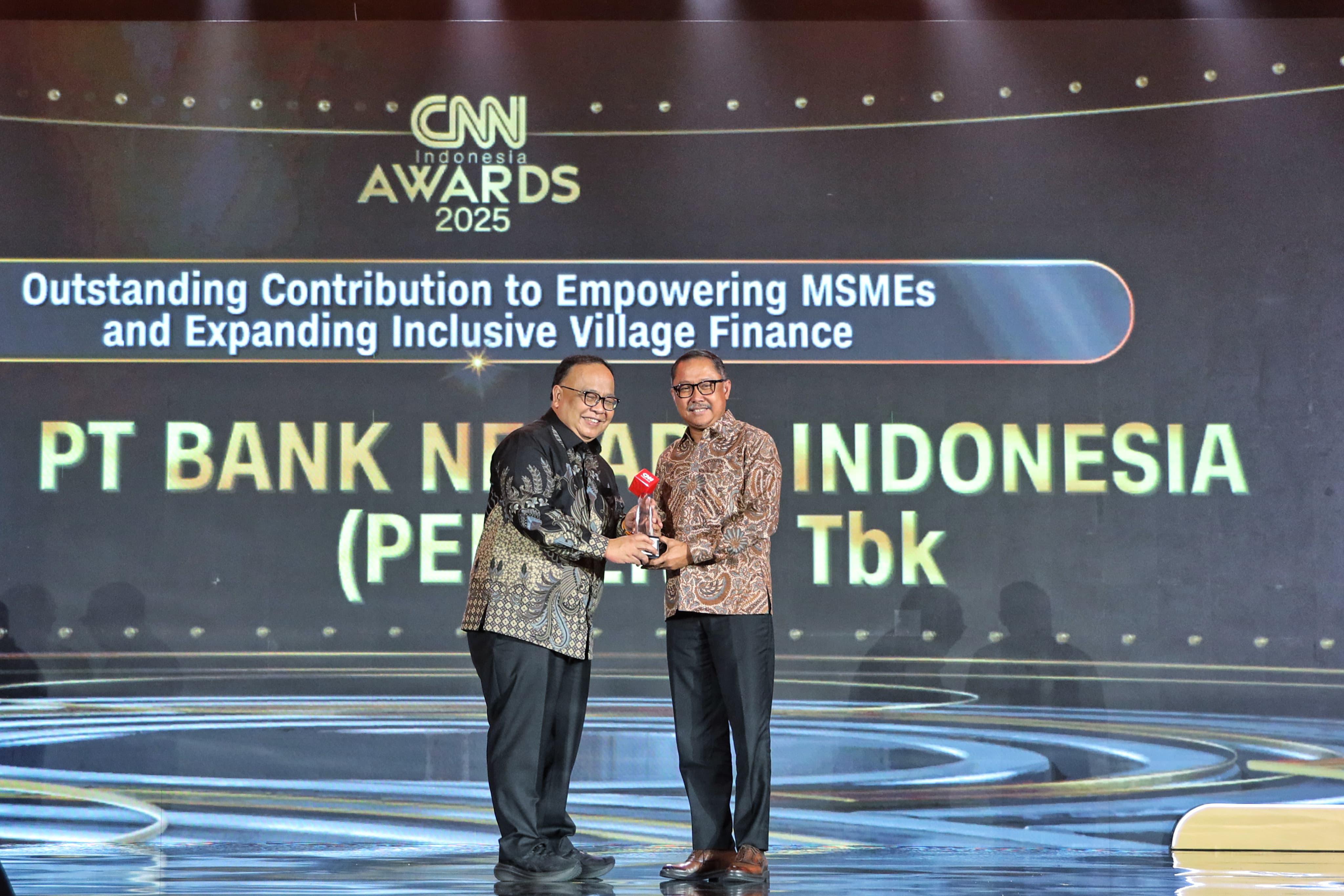Direktur Commercial Banking BNI Muhammad Iqbal menerima penghargaan Outstanding Contribution to Empowering MSMEs and Expanding Inclusive Village Finance di The Ritz-Carlton, Jakarta, Jumat (31/10).