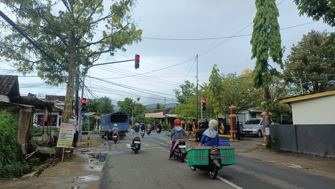 Lampu lalu lintas di simpang Kwarasan, depan Masjid Baleharjo, Pacitan, rusak sejak Rabu (5/11) pagi. Dishub berjanji segera mengecek kondisi di lapangan. NUR CAHYONO/RADAR MAGETAN