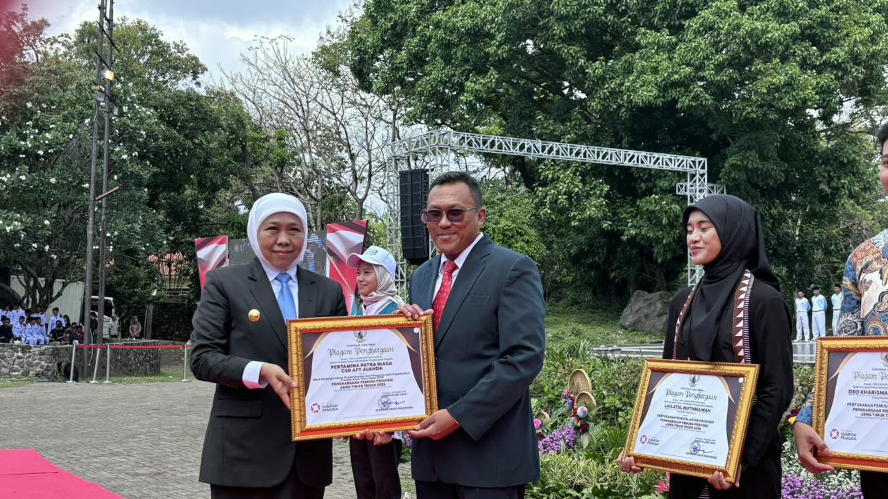 Aviation Fuel Terminal Manager Juanda Dimas Bagus Satriyo Wibowo menerima penghargaan &ldquo;Mitra Strategis dalam Pemberdayaan dan Pengembangan Kepemudaan Provinsi Jawa Timur 2025&rdquo; dari Gubernur Khofifah.