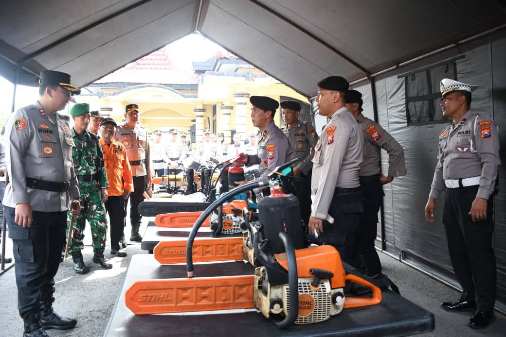 Kapolres Madiun Kota AKBP Wiwin Junianto Supriyadi meninjau kesiapan personel dan sarana prasarana saat apel kesiapsiagaan bencana di Mapolres, Rabu (5/11). HUMAS POLRES MADIUN KOTA