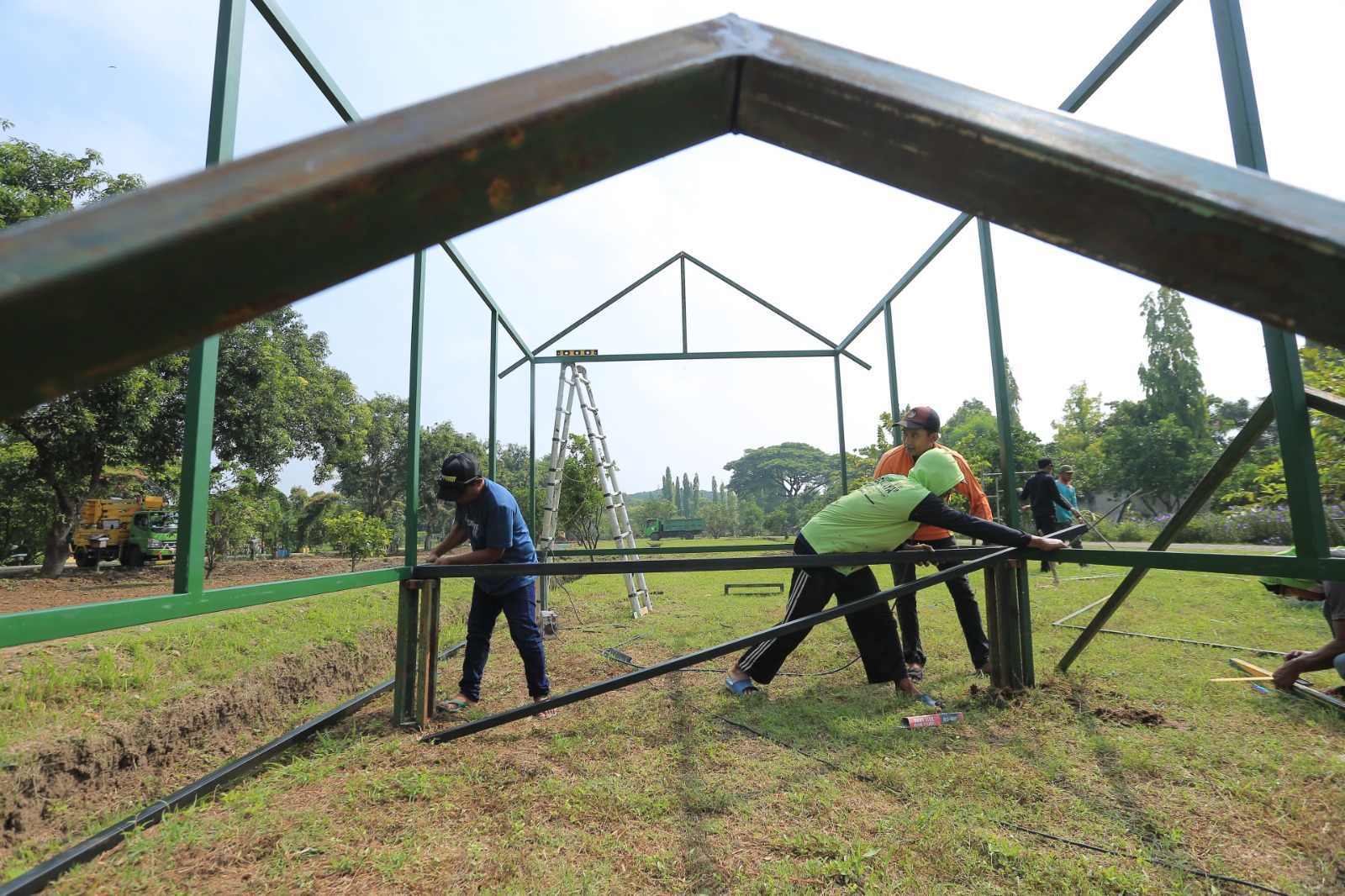 Pembangunan mini zoo di kawasan Ngrowo Bening menjadi bagian dari strategi Pemkot Madiun dalam memperkuat sektor wisata dan ekonomi daerah pada 2026. BAGAS BIMANTARA/RADAR MADIUN