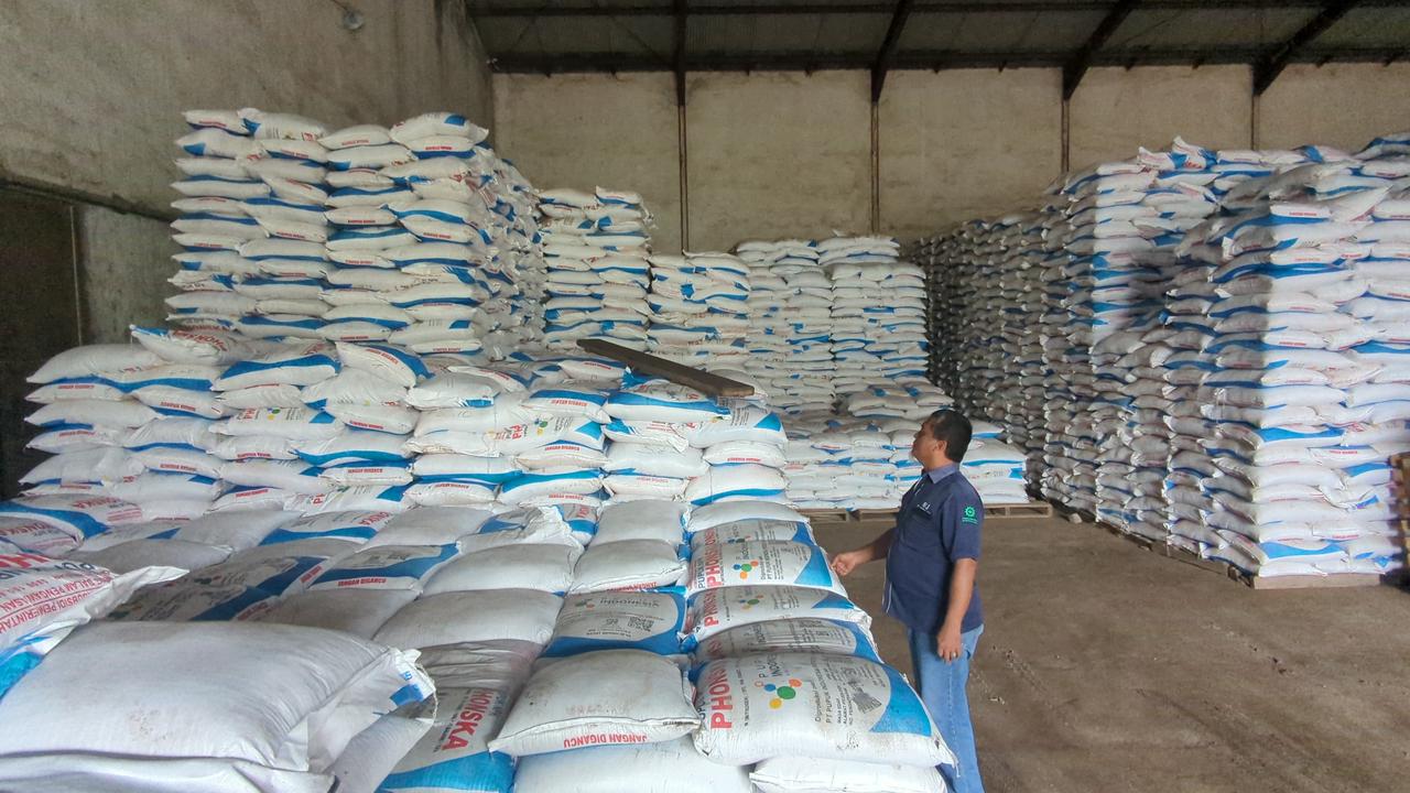 Area pergudangan pupuk subsidi di Kabupaten Madiun tanpa pengawasan sejak KP3 tak aktif dua tahun terakhir. DIAN RAHAYU/RADAR MADIUN