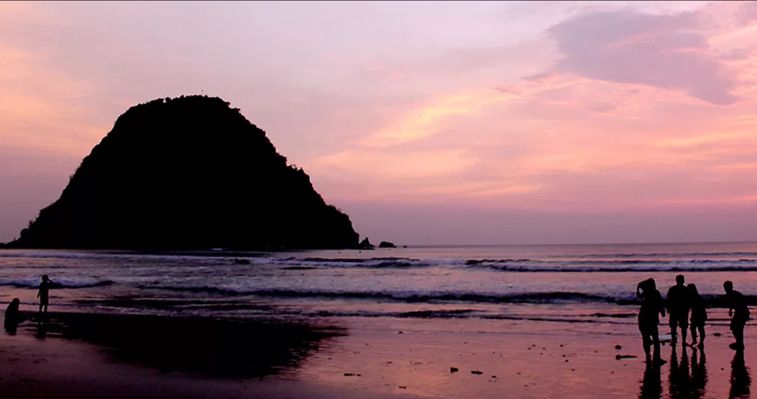 Suasana senja di kawasan pantai Pulau Merah, Banyuwangi.