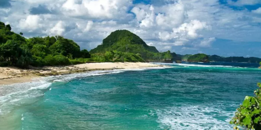 Pantai Goa Cina Malang yang tiket masuknya murah.