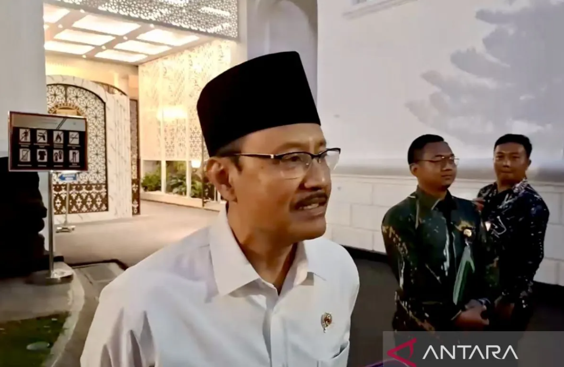 Menteri Sosial Saifullah Yusuf atau Gus Ipul menjawab pertanyaan wartawan saat ditemui usai mengikuti rapat terbatas di Istana Kepresidenan RI, Jakarta, Selasa (4/11) malam.